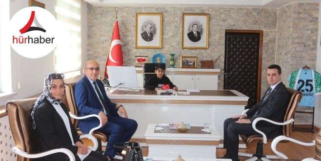 Makam koltuklarına öğrenciler oturdu