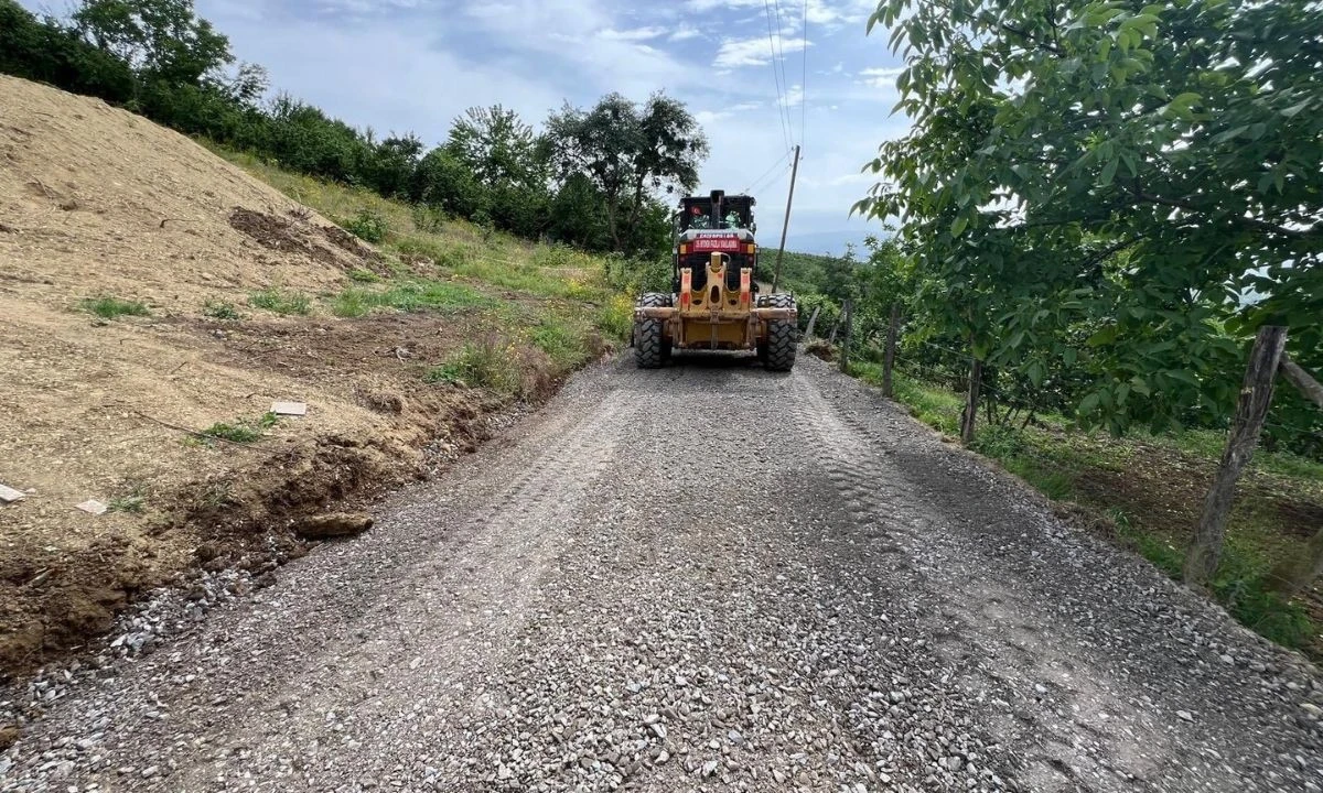 Malzemeli yol bakım çalışmaları sürüyor