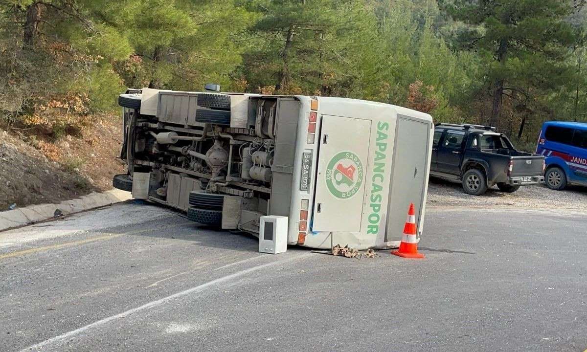 Minibüs devrildi 7 öğrenci, 2 öğretmen yaralandı!