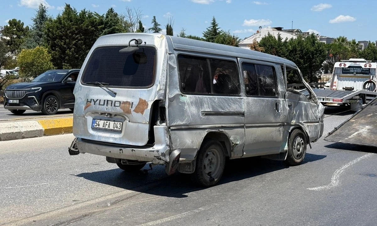 Minibüs Kontrolden Çıktı, 6 Yaralı