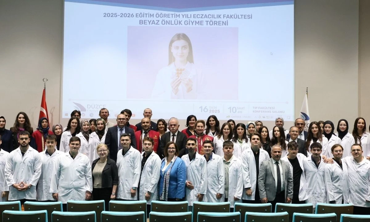 Öğrenciler beyaz önlüklerini giydi