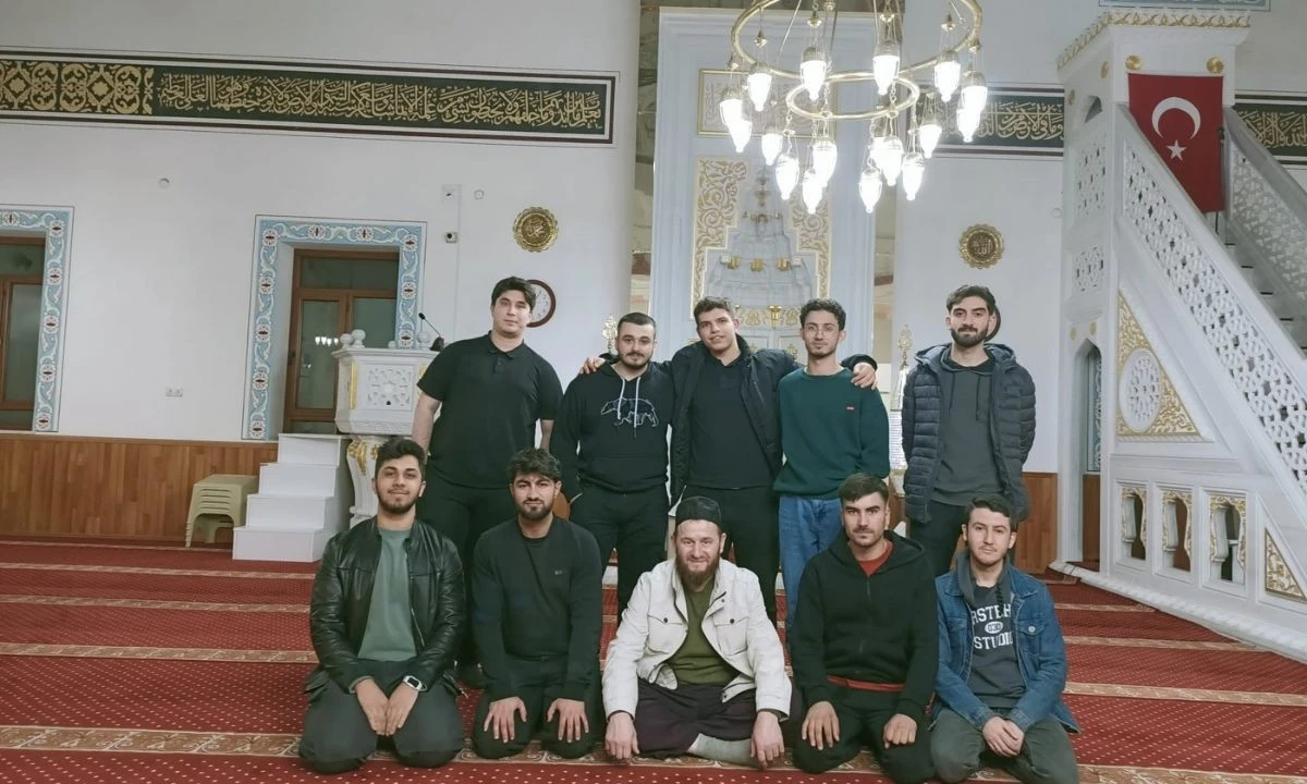 &Ouml;ğrenciler Fetih Camii'nde G&ouml;n&uuml;ll&uuml; Temizlik &Ccedil;alışması