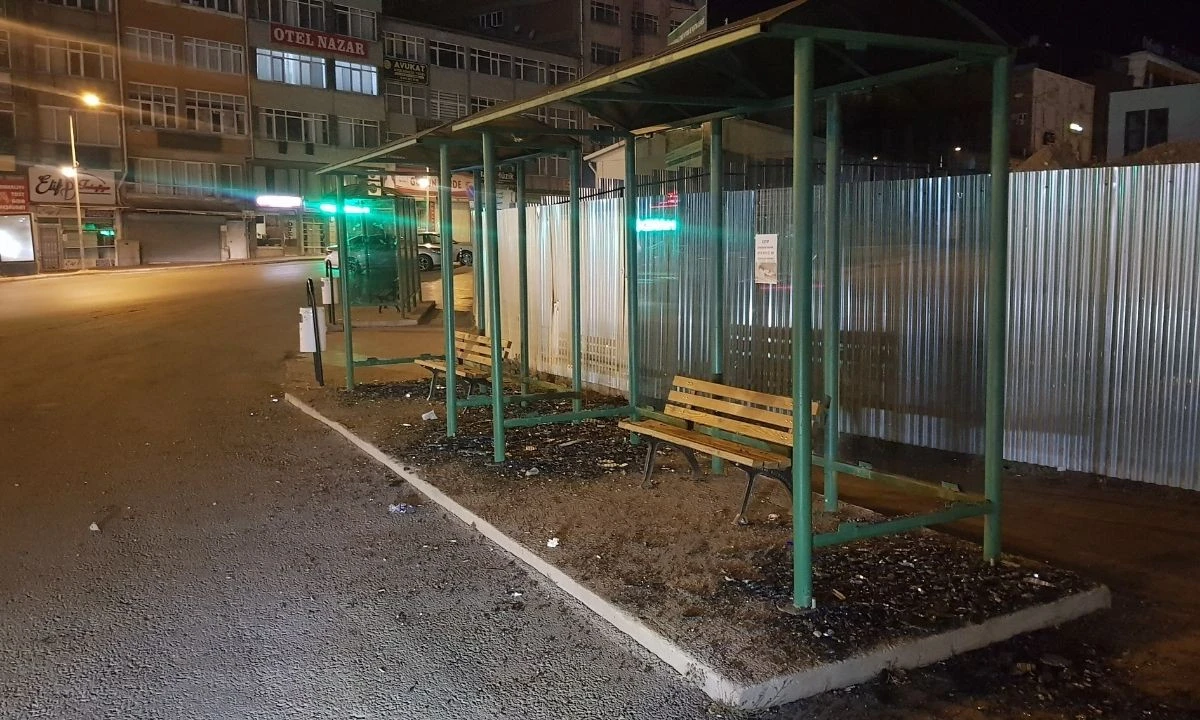 Otobüs durağı camları taşla kırıldı
