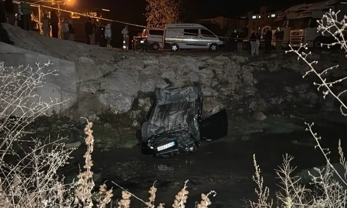 Otomobil dereye uçtu 1 ölü, 1 yaralı