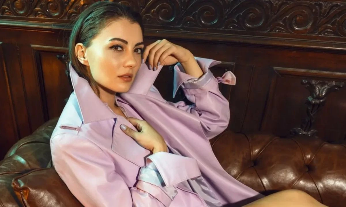 Oyuncu Burcu Özberk: Ülkemizi kötülemeyi bırakın