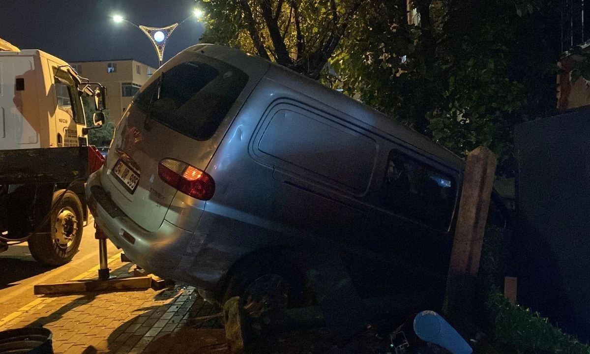 Panelvan evin bahçesine girdi: 1 yaralı