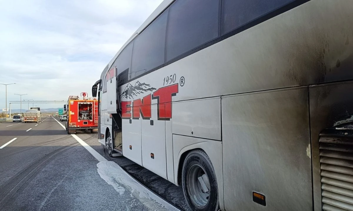 Panik yaşandı: Yolcu otobüsünün motor kısmından alevler yükseldi