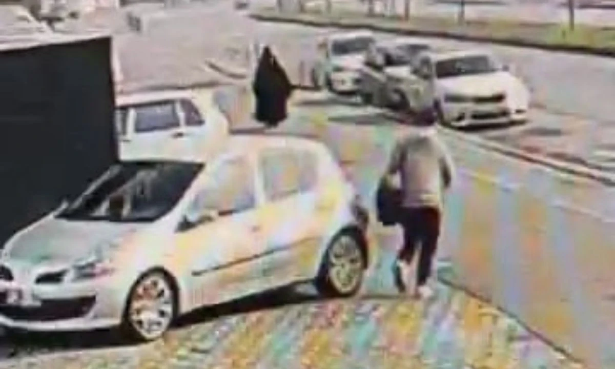 Park Halindeki Otomobile Zarar Verip Kaçtı 