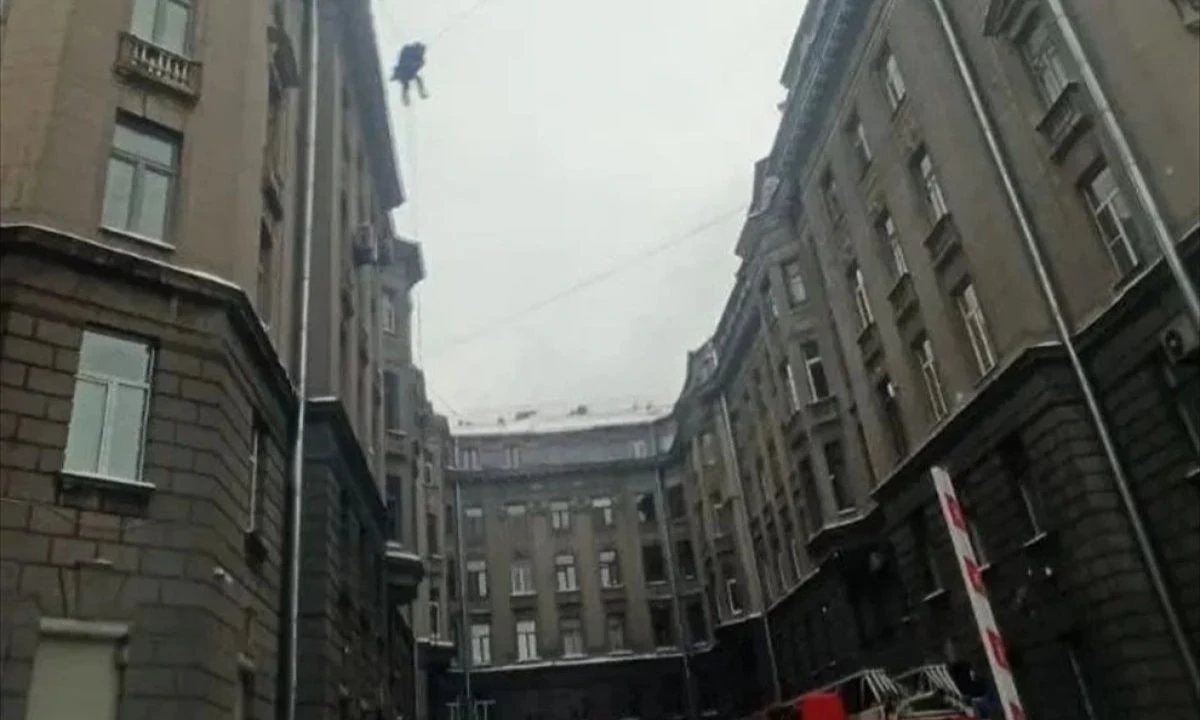 Rusya'da &ccedil;atıdan d&uuml;şen g&ouml;revli son anda kurtuldu