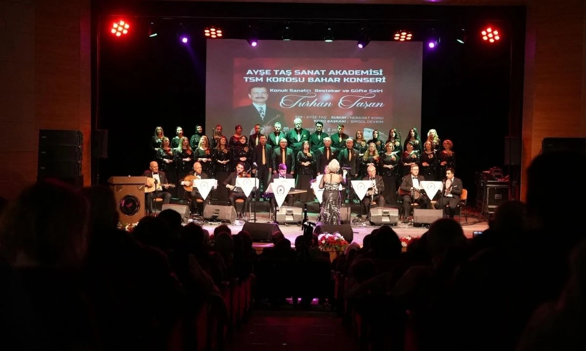 Salon Doldu Taştı! D&uuml;zce&rsquo;de M&uuml;zik Dolu Gece B&uuml;y&uuml;ledi