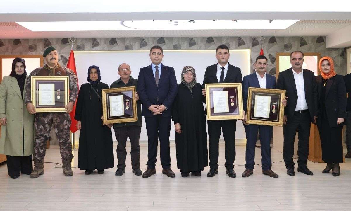 Şehit aileleri ve gazilere devlet övünç madalyası verildi! 