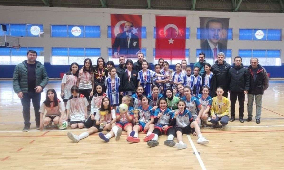 Şıralık Vatan Ortaokulu şampiyon! 