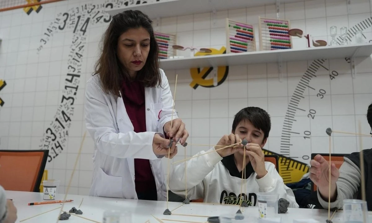 Tatili at&ouml;lye etkinlikleriyle ge&ccedil;iriyorlar