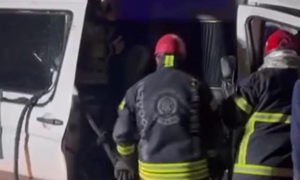 Tır ile işçi minibüsü çarpıştı: çok sayıda yaralı var.. 