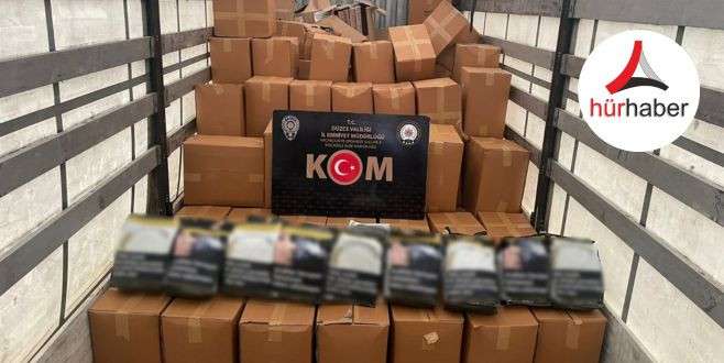 Tırın dorsesinden kolilerce ka&ccedil;ak t&uuml;t&uuml;n ele ge&ccedil;irildi