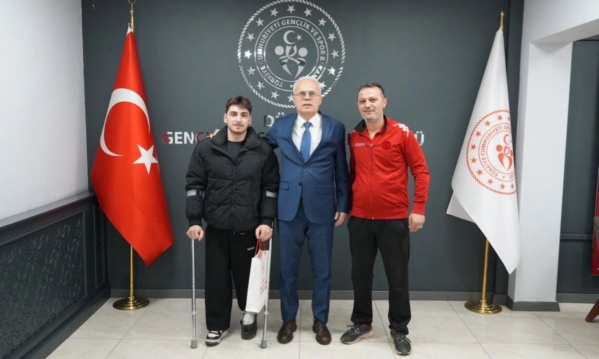 T&uuml;rkiye Şampiyonu Akt&uuml;rk Aslant&uuml;rk'&uuml; Makamında Ziyaret