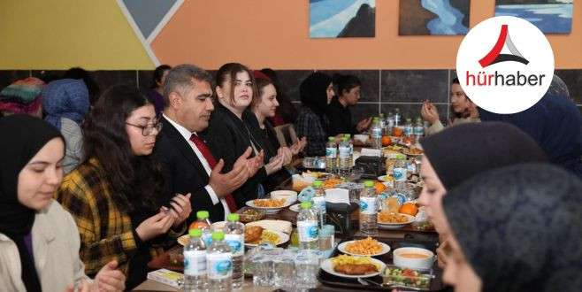 Vali Aslan, iftarını öğrencilerle birlikte açtı