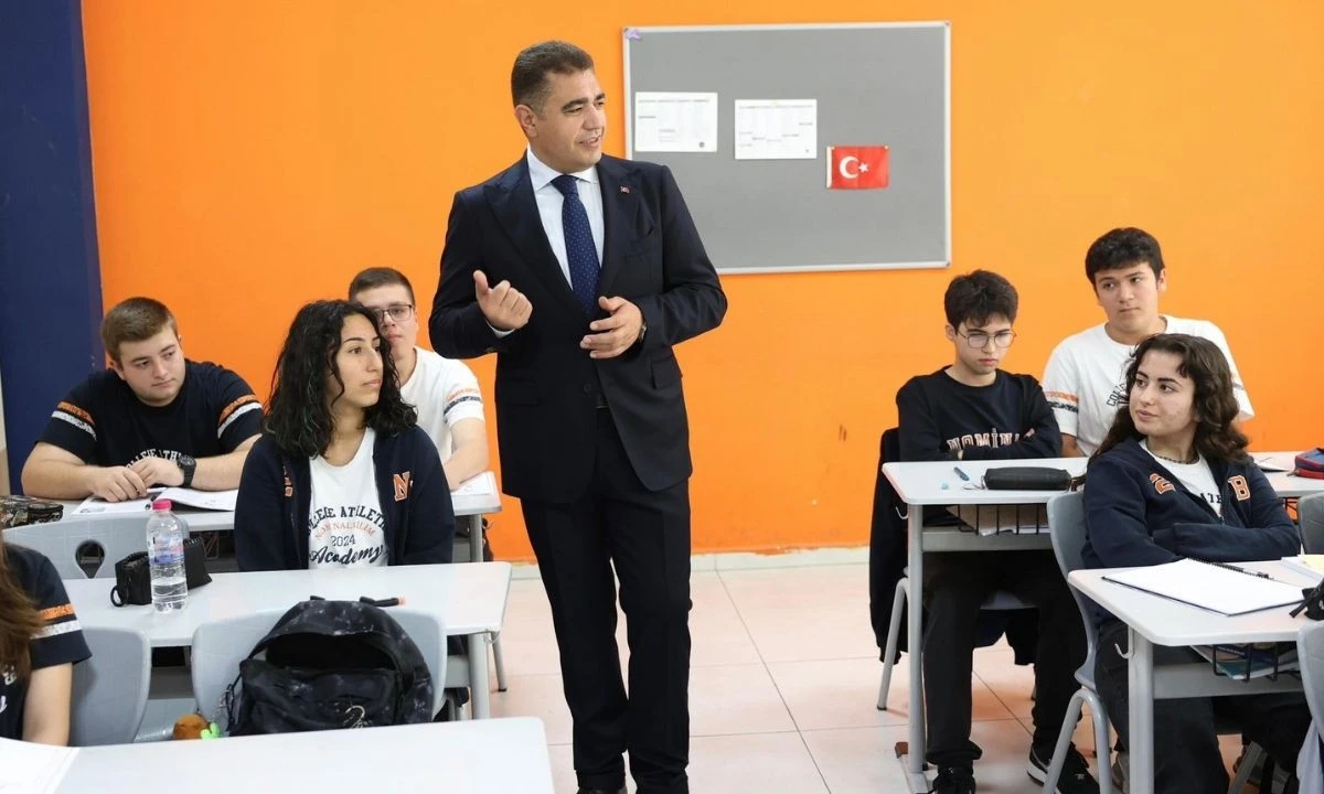 Vali Aslan öğrencilerle okullarda buluşuyor