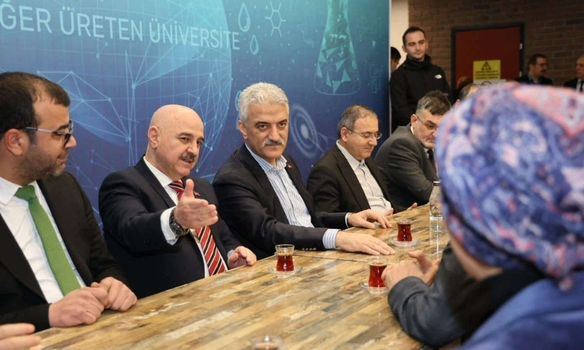 Vali Makas D&uuml;zce &Uuml;niversite İftarında