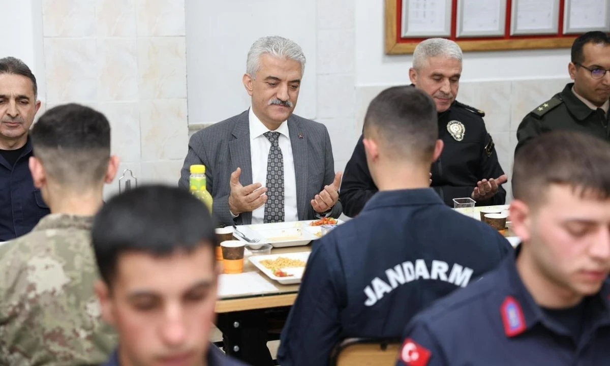 Vali Makas Mehmet&ccedil;ik'le İftar Yaptı