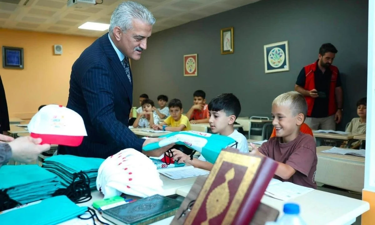 Vali Makas, yaz kurslarındaki gen&ccedil;lerle buluştu! &Ouml;ğrencilere s&uuml;rpriz hediyeler