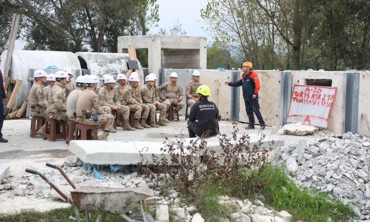 Vali Selçuk Aslan Jandarma Komando Ziyareti