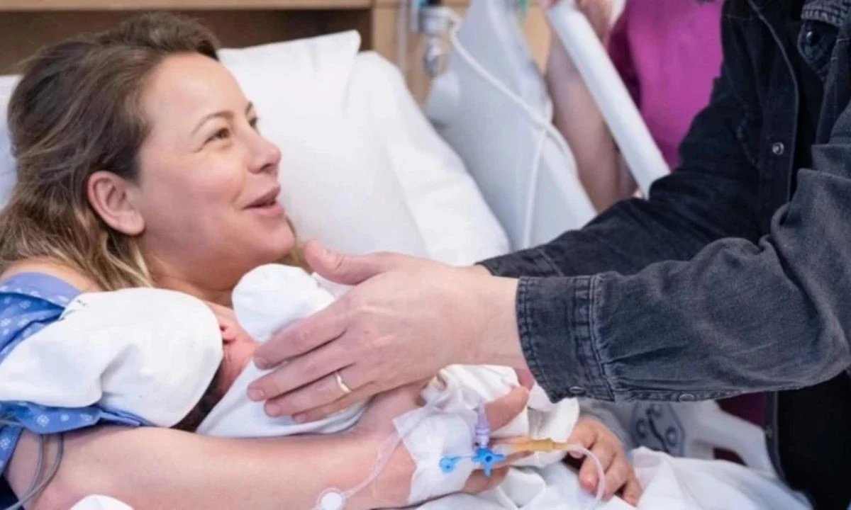 Vildan Atasever anne oldu! Hastaneden fotoğraf paylaştılar