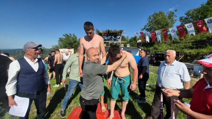 Balatlı'da Er Meydanı Kuruldu! 88 Pehlivanın M&uuml;cadelesi Nefes Kesti