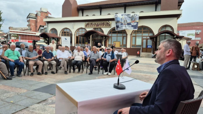 Do&ccedil;. Dr. Dursun Baba, camiden &ccedil;ıkan cemaate prostat hastalıkları ile ilgili bilgiler verdi