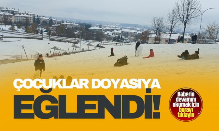 Çocuklar poşetlerle kayarak karın keyfini çıkarttı