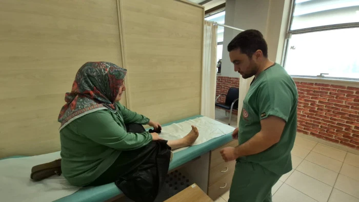 Yıllarca Evden &Ccedil;ıkamadı, Hayatını Değiştiren Ameliyat Oldu