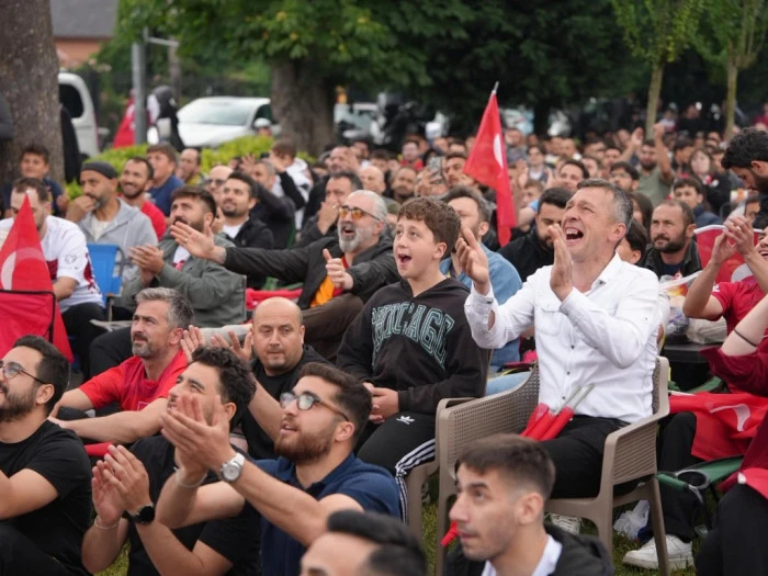 D&Uuml;ZCE&rsquo;DE TARİHİ KALABALIK