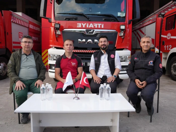 D&uuml;zce itfaiyesi ve Fransız ekip, kurtardıkları Mahmut şahin ile bir araya geldi