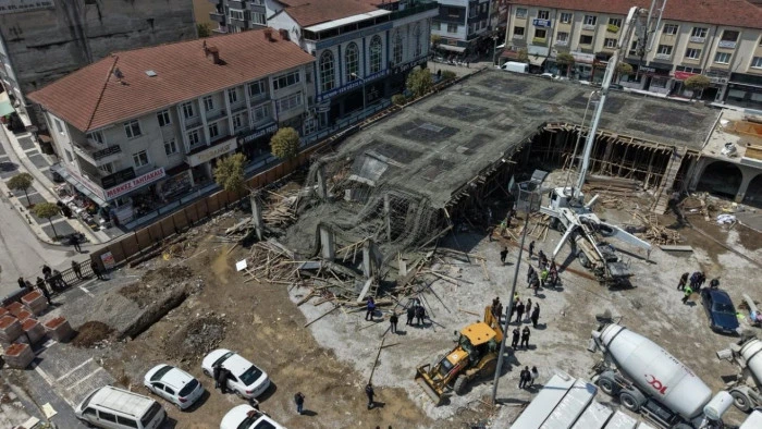 İnşatta beton d&ouml;k&uuml;l&uuml;rken kalıp &ccedil;&ouml;kt&uuml;: 1 iş&ccedil;i yaralandı