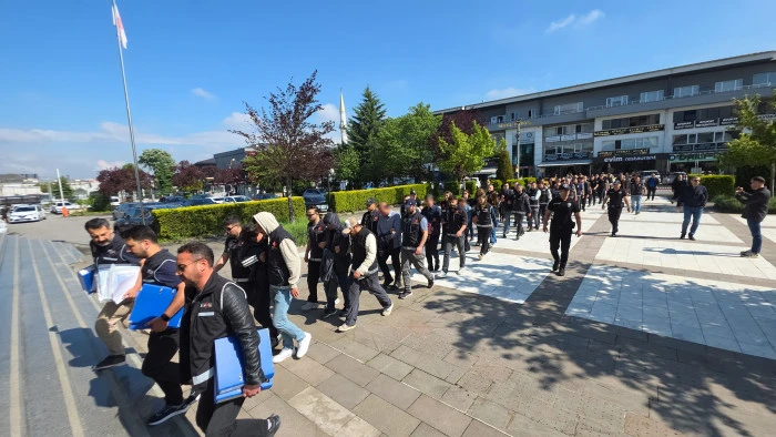 D&uuml;zce'de staj dolandırıcılığı yaptığı iddia edilen 21 kişi adliyeye sevk edildi...