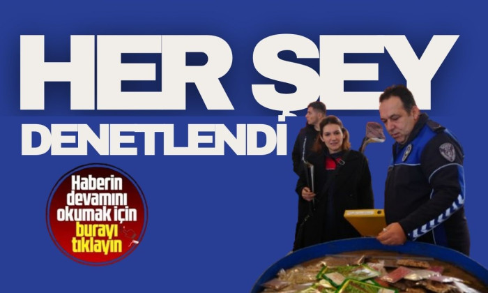 Vatandaş aldığı ürünün kilosunu kontrol ediyor