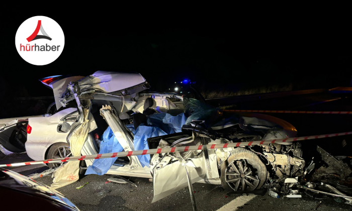 TEM'de feci kaza: Tıra çarpan otomobil kağıt gibi ezildi, 2 kişi hayatını kaybetti